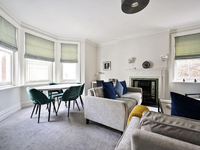Fulham Road, Fulham Broadway, London. 2 bed flat to rent £3,450 pcm £796 pw