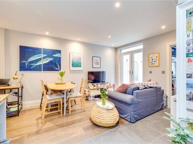 Fulham Road, London, SW6 1 bed apartment to rent £2,150 pcm £496 pw