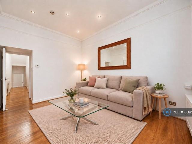 Fulham Road, London, SW6 2 bed flat to rent £2,800 pcm £646 pw