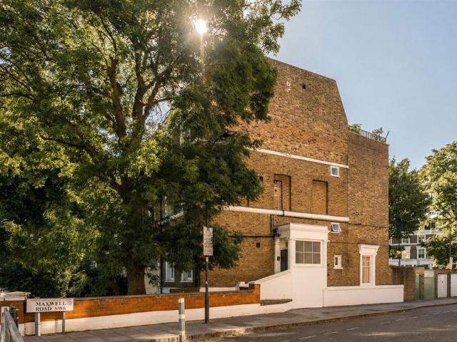 Fulham Road, London SW6 2 bed flat to rent £2,900 pcm £669 pw