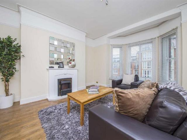 Fulham Road, London SW10 3 bed flat to rent £4,000 pcm £923 pw