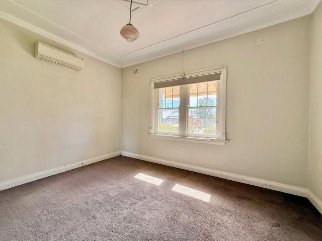 FULL OF CHARM & PRIME LOCATION