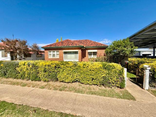 FULL OF CHARM & PRIME LOCATION