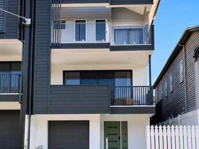 Full AC 4BR Duplex | Balcony & 2 mins to station