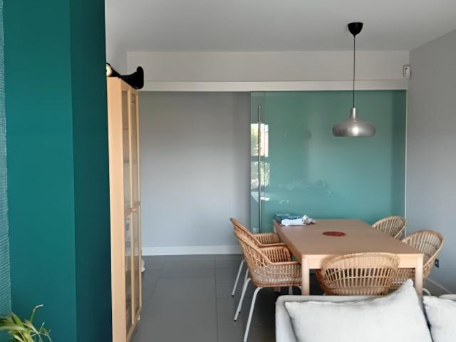 Full apartment conveniently located, 3+ months