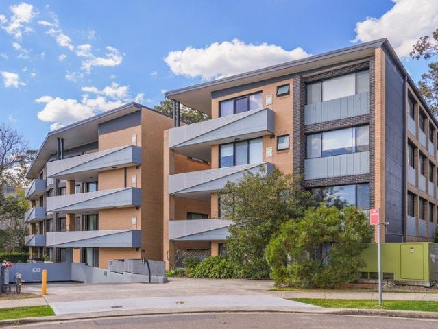 Full Brick Modern Apartment Living in a Peaceful Dundas Setting