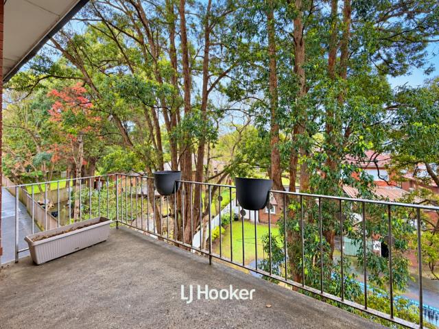 Full Brick Apartment Approx. 100 meter walk to Gordon Station