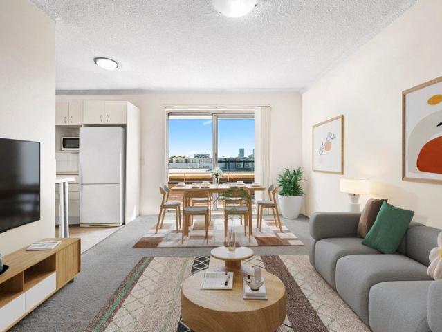 Full Brick Apartment In Buzzing Central Location