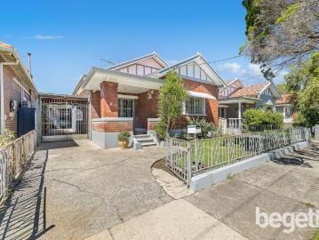 FULL BRICK FAMILY RESIDENCE IN SUPERB PARKSIDE SETTING & ULTRA CONVENIENT LOCATION