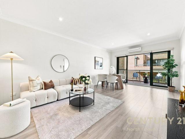Full Brick Penthouse Steps to Gordon Centre & Train Station