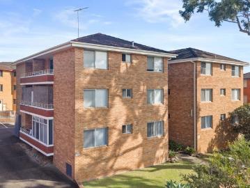 Full Brick Top Floor Apartment in Prime Riverwood Location