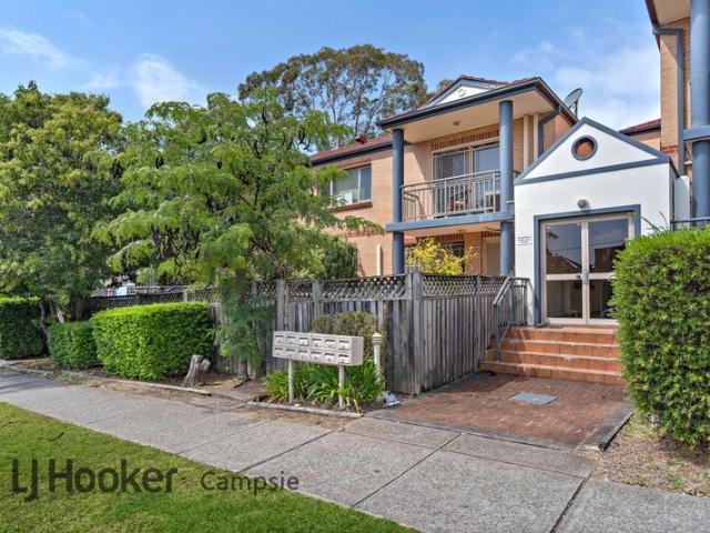 Full Brick Townhouse of Space, Comfort & Versatility in Prime Campsie Pocket!