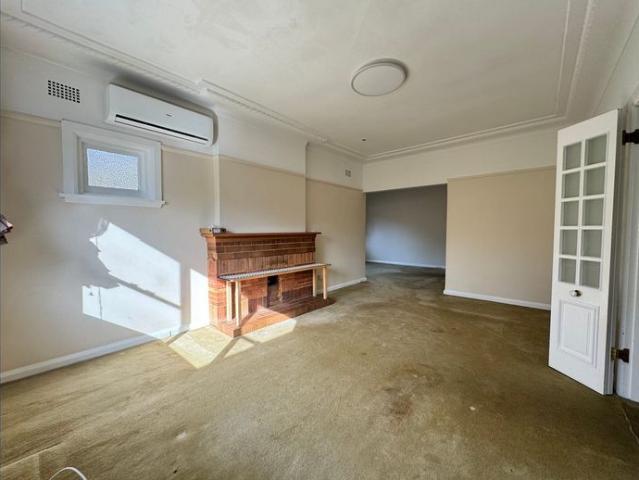 Full Brick,400m to Hurstville station