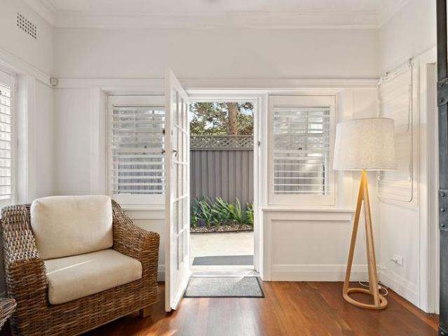 Full Furnished Gorgeous Art Deco Unit in Prime Hayes St Position electricity, water and internet included in lease