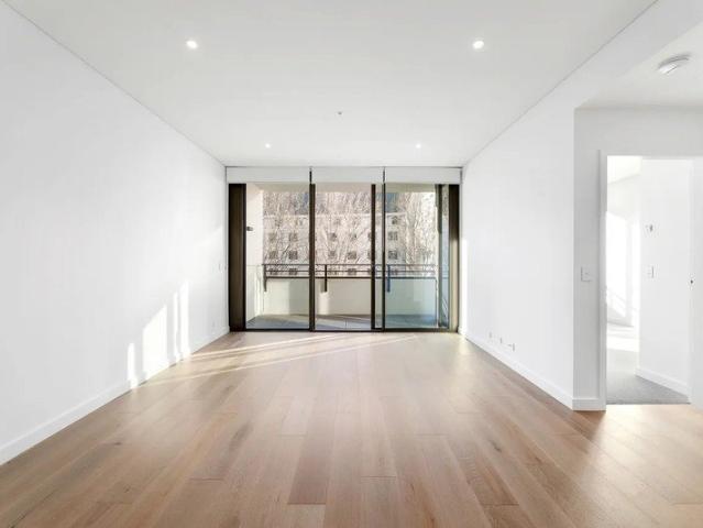 Full Furniture Luxury Apartment In Heart of Chinatown + Car Space