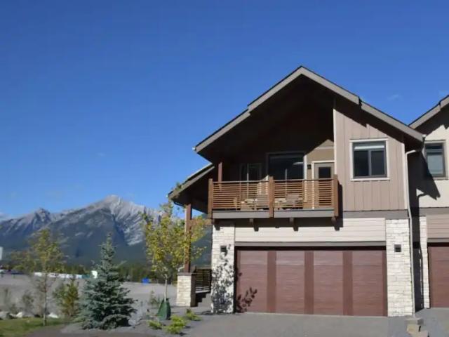 Full Time OR Seasonal Luxury FURNISHED 4 Bdrm Duplex in 3 Sisters