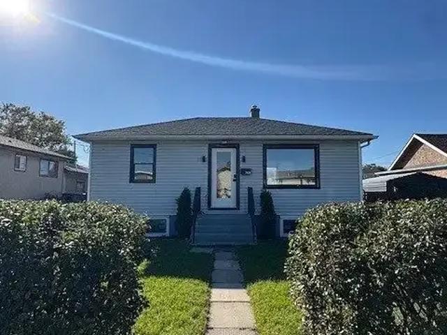 FULLED BEAUTIFULLY RENO'D 2 BED/1 BATH FANTASTIC LOCATION — 2 Bedrooms Main Floor