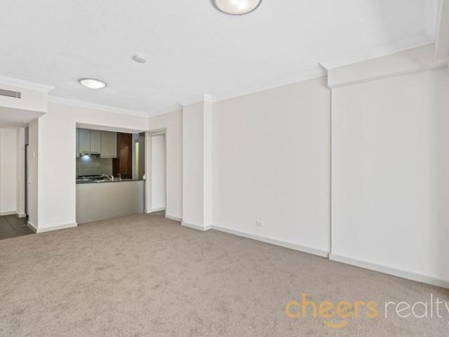 Fully Upgrade Luxurious Stunning 2 Bedroom Apartment with Extra Study Room in Bowen Hills!