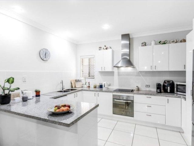 Fully A/C Furnished Luxury Townhouse 1 minute walk to waterfront