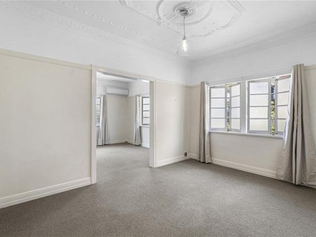 Fully Air Conditioned Charming Queenslander close to everything!