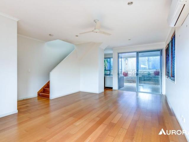 Fully Air Conditioned Detached Townhouse in Fantastic Location