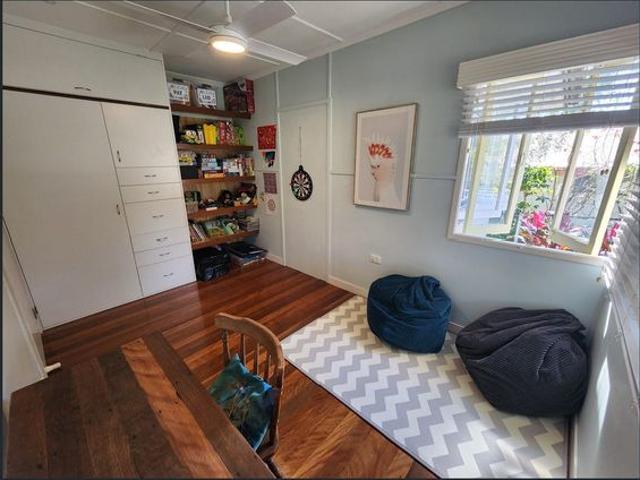 Fully air conditioned house just 500m to Holland Park Busway
