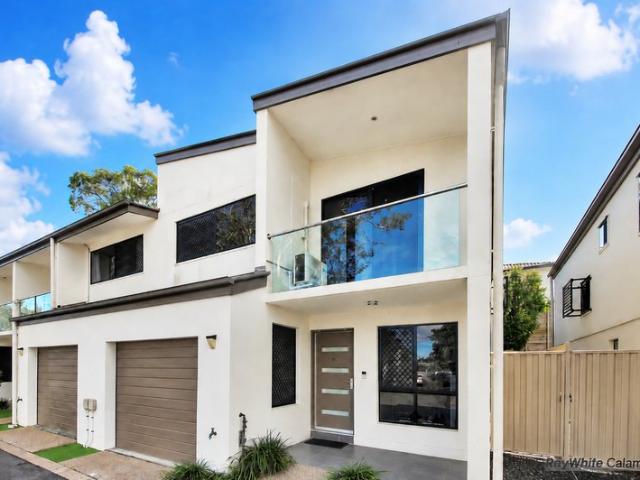 Fully Air Conditioned Luxury Townhouse | Dual Study Areas | Walk in Robes | Large Backyard with Artificial Turf