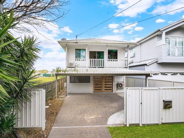 Pet friendly, Fully airconditioned, Five bedroom, Two Storey Home with pool