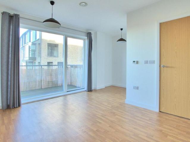 FULLY BOOKED FOR VIEWING*A well maintained, one bedroom apartment on the second floor of a modern building. Situated on the Aura Development, just off Long Road, providing easy access to Cambridge train station, Addenbrookes and the City Centre