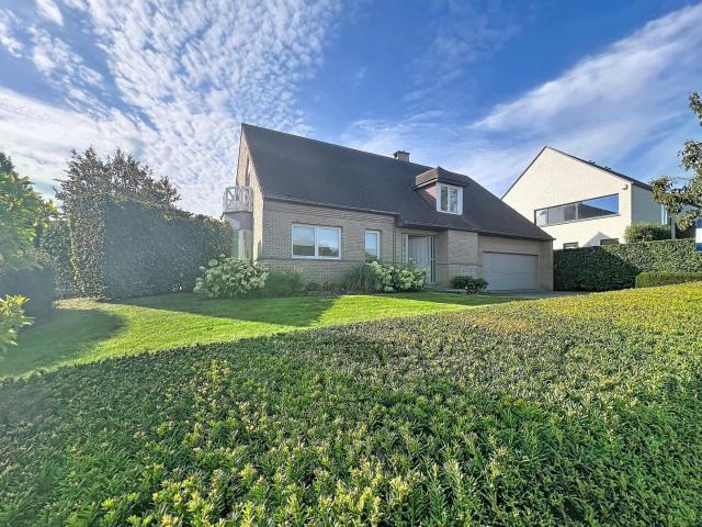 Fully detached 306m² VILLA in a quiet are with 11a garden