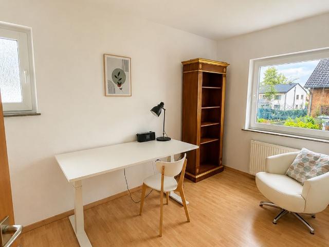 Fully equipped apartment with home office & balcony in a quiet location by the castle park – Moers Hülsdonk, Moers Amsterdam Apartments for Rent
