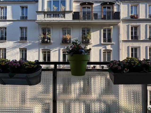 Fully equipped flat near the Eiffel Tower in a building with lift 1 bedroom and 1 living room, Paris Amsterdam Apartments for Rent