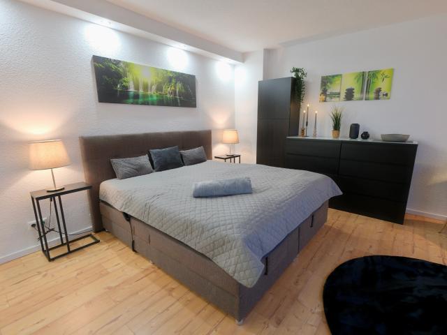 Fully equipped studio apartment *Close to the train station* Air conditioning * Electric king size bed * 50` Smart TV
