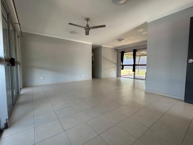 FULLY FENCED 3 BEDROOM HOME IN KIN KORA FOR RENT