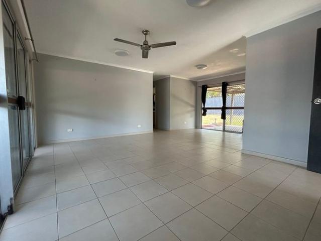 FULLY FENCED 3 BEDROOM HOME IN KIN KORA FOR RENT