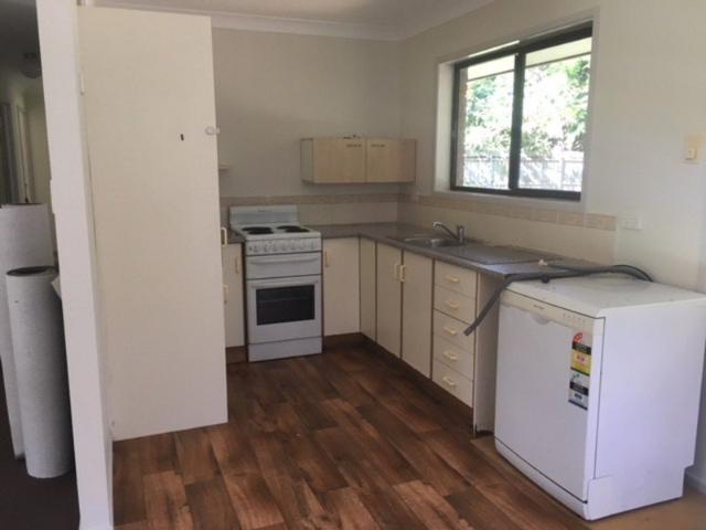 Fully Fenced, Lowset Island Home!