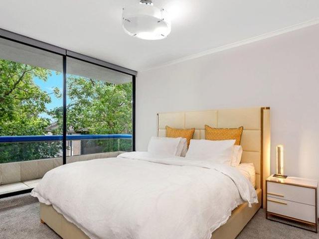 Fully Furnished 3 Bedroom Apartment with Harbour Bridge Views & Parking