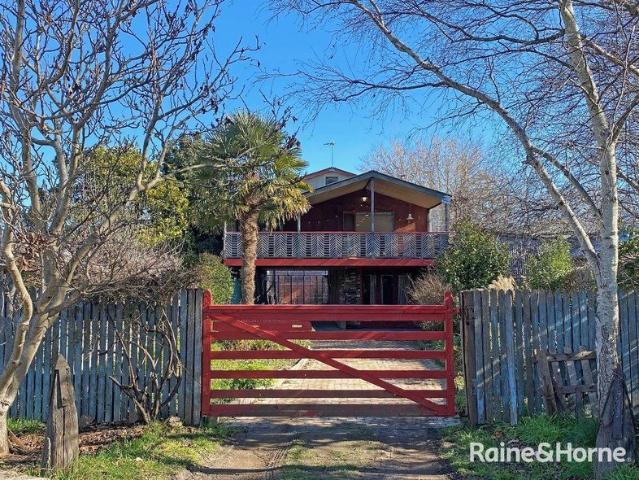 Fully Furnished 3 Bedroom Home in Central Braidwood