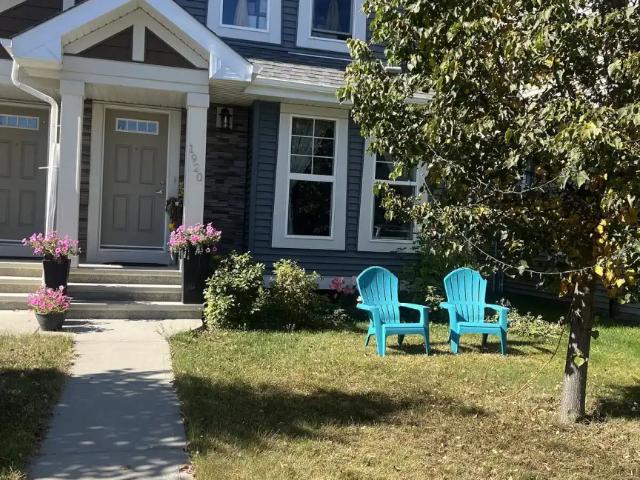 Fully Furnished 3 Bedroom Home with Home Theatre & Double Garage – Edmonton SW