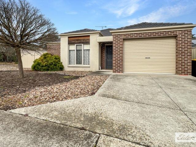 Fully Furnished 3 Bedroom Townhouse in Convenient Location