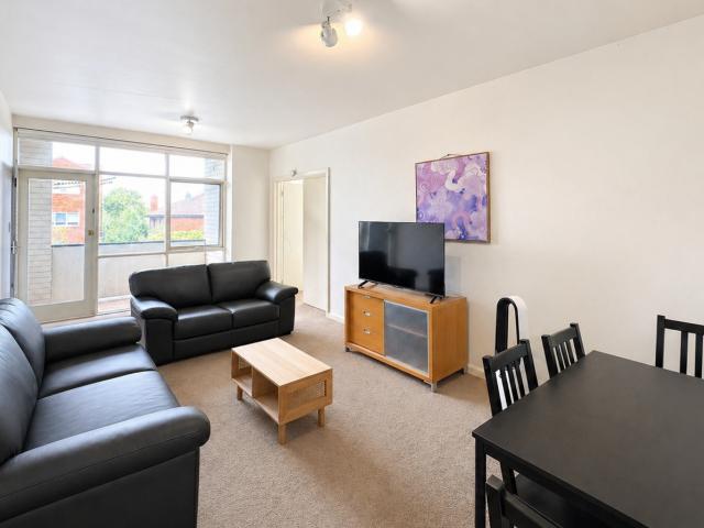 FULLY FURNISHED 3 BEDROOM UNIT: South Yarra on Toorak road. Tram Convenience at Your Doorstep!