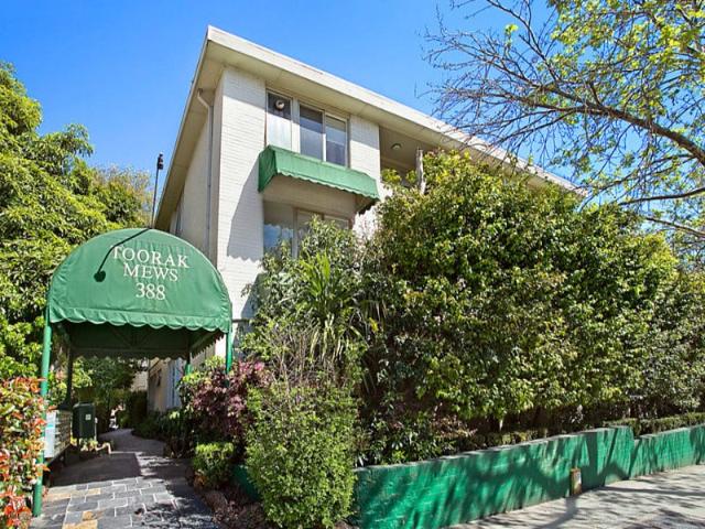 FULLY FURNISHED 3 BEDROOM UNIT: South Yarra on Toorak road. Tram Convenience at Your Doorstep!