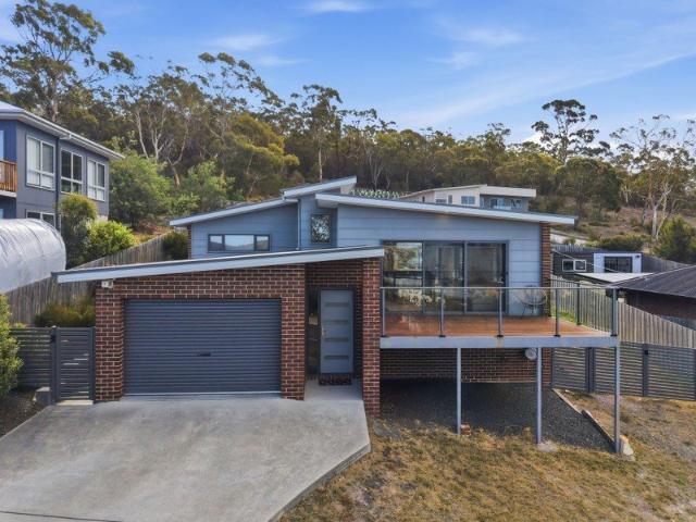 FULLY FURNISHED 3 Bedroom 2 Bathroom home inc Garage