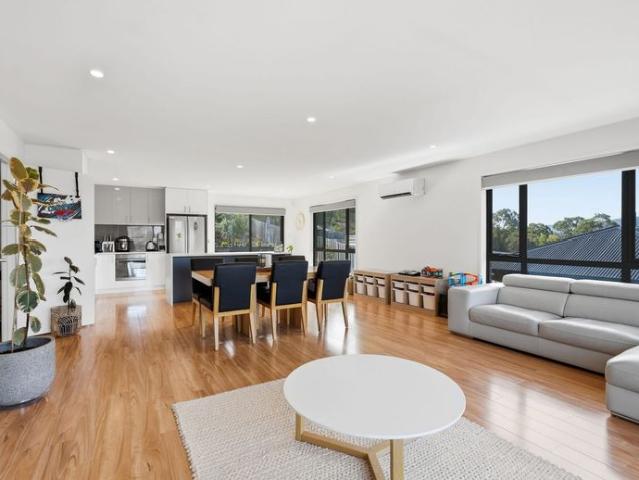 FULLY FURNISHED 3 Bedroom 2 Bathroom home inc Garage