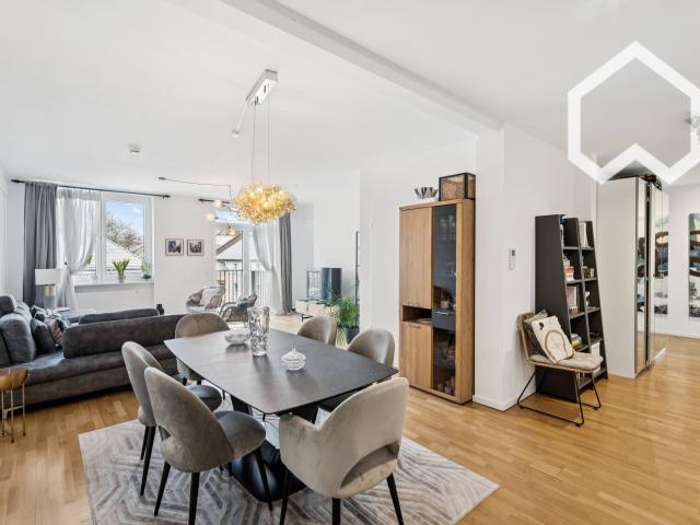 Fully Furnished 3 Room Apartment with Skyline View & 2 Home Office Spaces – Central Frankfurt