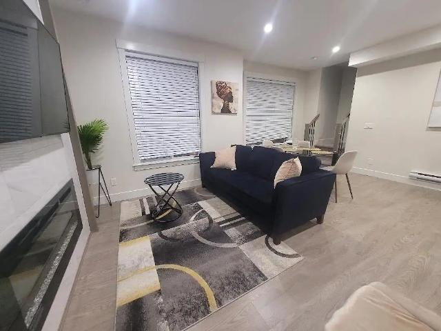 Fully furnished 3bed + Den and 2.5 bath townhouse