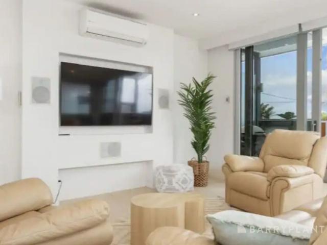 FULLY FURNISHED 100m to Beach with Bay Views