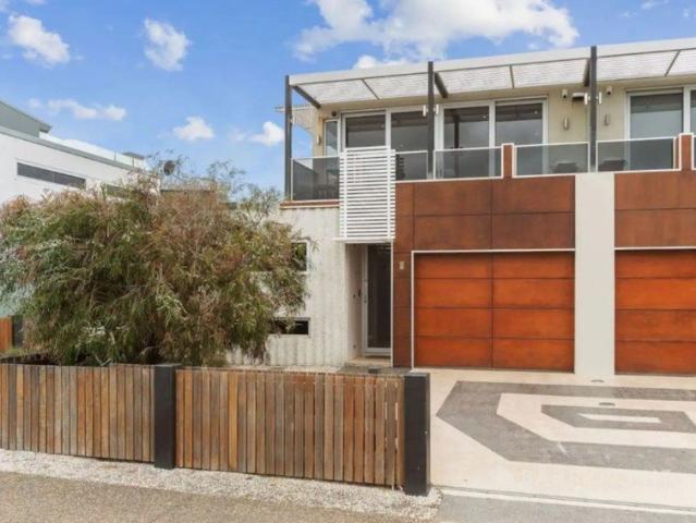 FULLY FURNISHED 100m to Beach with Bay Views