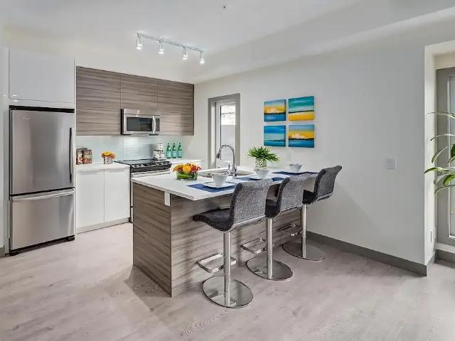 Fully Furnished 1 Bed Condo in Marda Loop | Parking + Storage | Utilities — 1 Bedroom Condo Unit