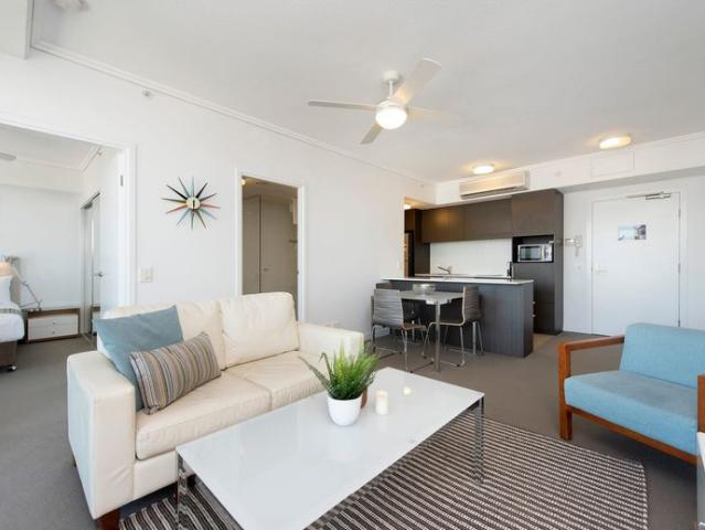 Fully Furnished 1 Bed Apartment near James Street – City Views & Secure Parking